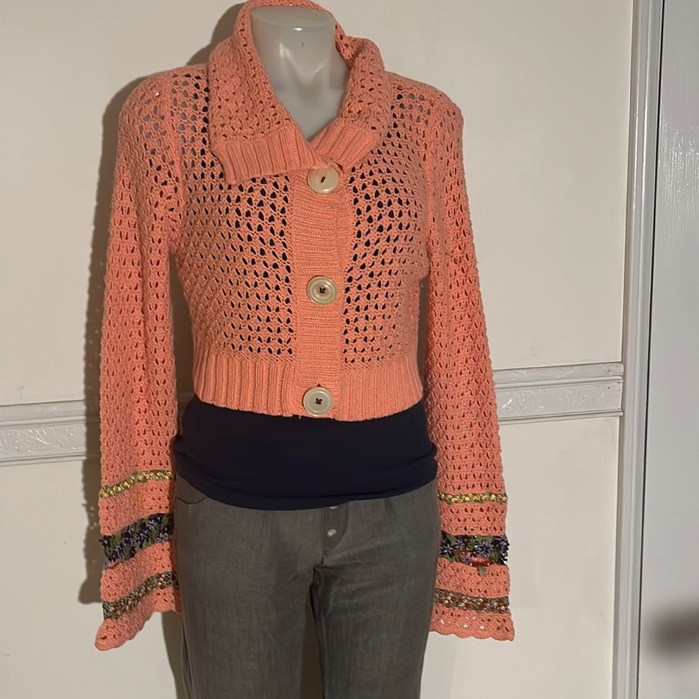 FREE PEOPLE  Peach colored knit cropped sweater w/ long sleeves size M